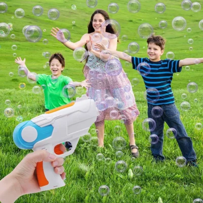 Pistolet à bulles de savon pour enfants en démonstration