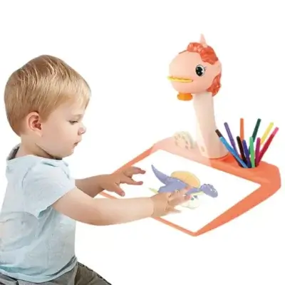Un enfant qui dessine sur la Table projection de dessin Enfant