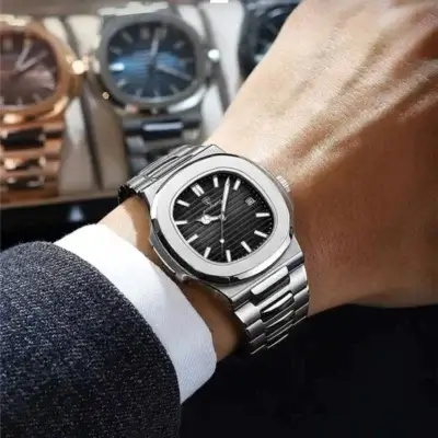 Montre étanche POEDAGAR portée au poignet