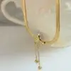 Collier berloque papillon posé sur une tasse