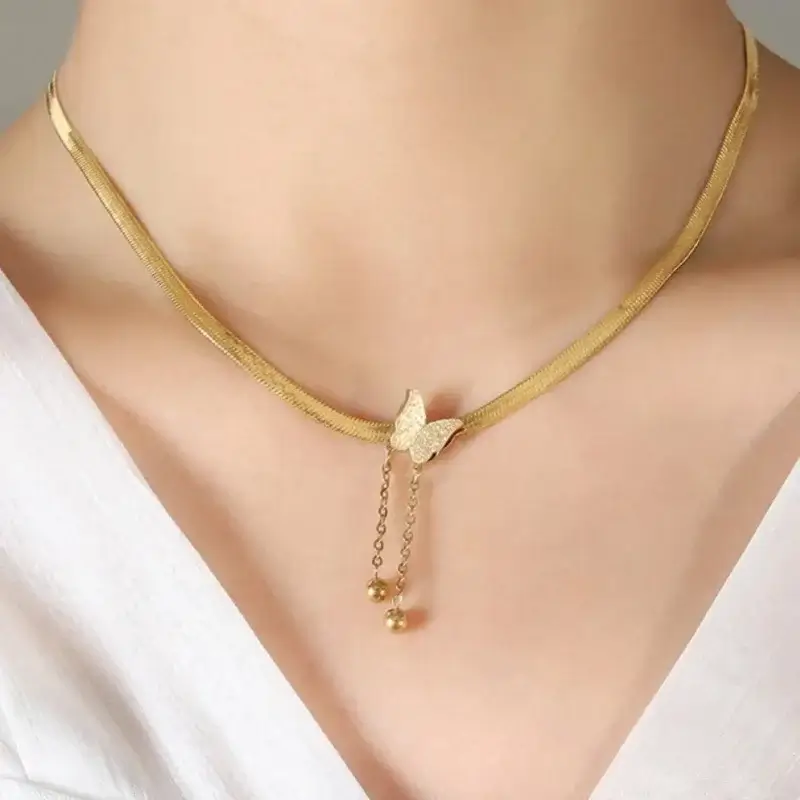 Berloque Berloque collier papillon porté au cou par une femme