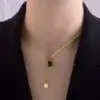 Bijoux Collier Rectangle au cou d'une femme