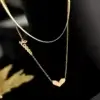Collier Cœur Pendentif à Double Couches sur un présentoir
