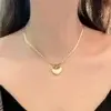 Collier en acier au cou d'une femme