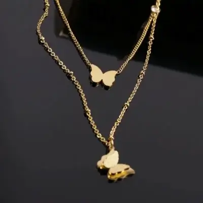 Collier papillon sur fond noir