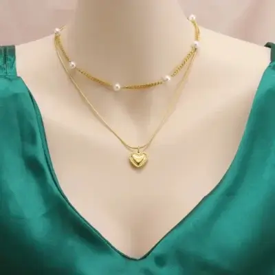 Pendentif chaîne de perles multicouche au cou d'une femme