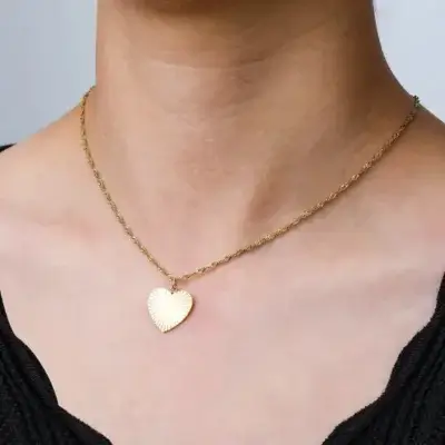 Pendentif en forme de cœur au cou d'une femme