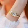 Montre Bee Sister au bras gauche d'une femme