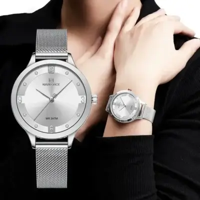 Montre Femme NAVIFORCE à Quartz au poignet d'une femme
