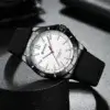 Montre Homme Curren Imperméable posée de façon horizontale sur une table