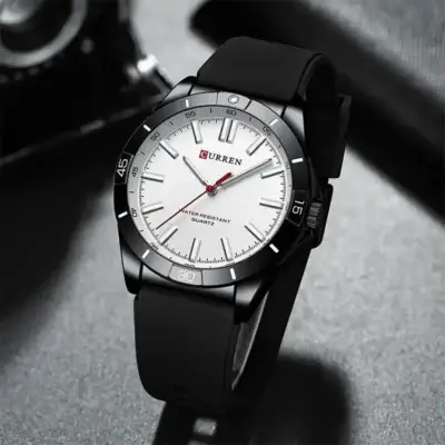Montre Homme Curren posée sur un présentoir dans un environnement sombre