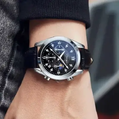 Montre Longbo 83483 au poignet d'un Homme
