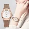 Montre Naviforce Femme au poignet d'un bras posé sur la joue