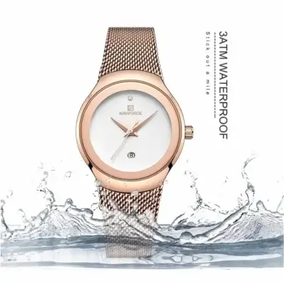 Montre Naviforce Femme à Quartz plongée dans l'eau pour démonstration