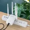 Répéteur wifi comfast dans une prise