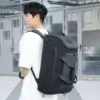 Sac de voyage étanche multi-fonction porté par un jeune homme
