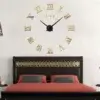 Montre Murale 3D Style Romain Dorée installée dans une chambre devant le lit.