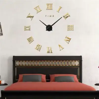 Montre Murale 3D Style Romain Dorée installée dans une chambre devant le lit.