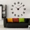 Montre Murale 3D Style Romain Noire installée dans un salon devant un canapé noir.