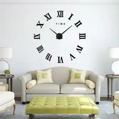 Horloge Murale Acrylique Style Romain Noire installée sur le mur d'un salon
