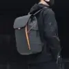 Sac à dos léger étanche et résistant noir porté par un homme sur fond noir