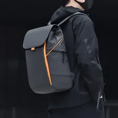 Sac à dos léger étanche et résistant noir porté par un homme sur fond noir