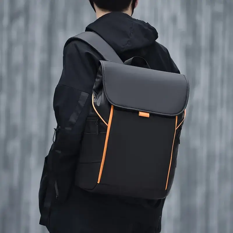 Sac noir porté par un homme en chemise noire.
