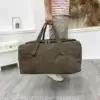 Sac de sport en toile de qualité tenu par un homme