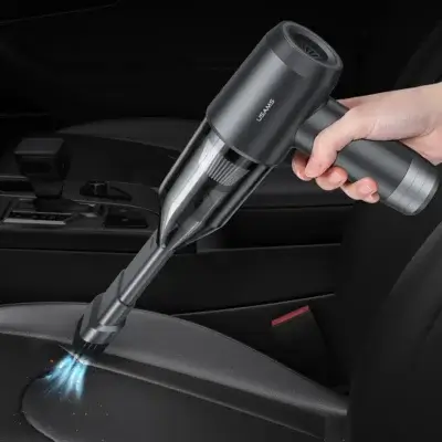 Aspirateur sans fil USAMS ZB291 avec brosse, utilisé pour nettoyer l’intérieur d'une voiture, montrant sa puissance d'aspiration