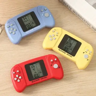 Mini console de jeu rétro avec écran LCD, disponible en rouge, jaune et bleu, idéale pour des heures de nostalgie.