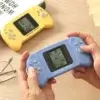 Console portable Game Mini avec multiples jeux rétro intégrés, design coloré et boutons intuitifs.
