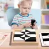 Jeu de puzzle en blocs noirs et blancs avec cartes de modèles, parfait pour stimuler l'imagination des enfants, manipulé par un enfant.
