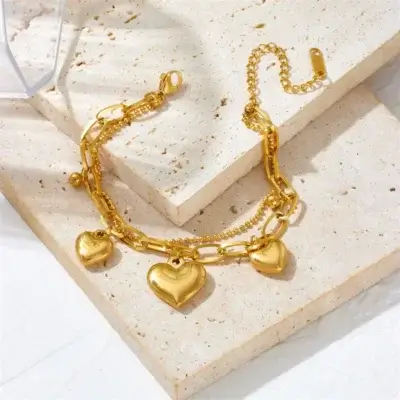 Bracelet double couche avec une breloque cœur, présenté comme une idée cadeau parfaite pour les femmes qui aiment les accessoires polyvalents et élégants.