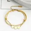 Bracelet avec une breloque cœur, présenté comme une idée cadeau parfaite pour les femmes qui aiment les accessoires romantiques.
