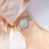 Vue d’une main féminine portant la montre Bee Sister FA1258, soulignant son design délicat et son style intemporel.