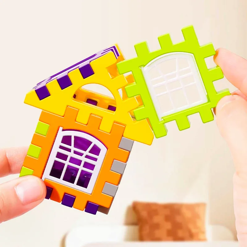 Main d’enfant manipulant des blocs de construction éducatifs, en train d’assembler un puzzle coloré aux formes simples et amusantes.