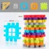 nfant souriant en train de jouer avec des blocs de construction type puzzle, développant logique et coordination main-œil.