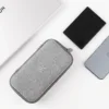 Étui compact facile à glisser dans un sac à dos ou une mallette, protégeant vos appareils numériques des chocs et rayures.