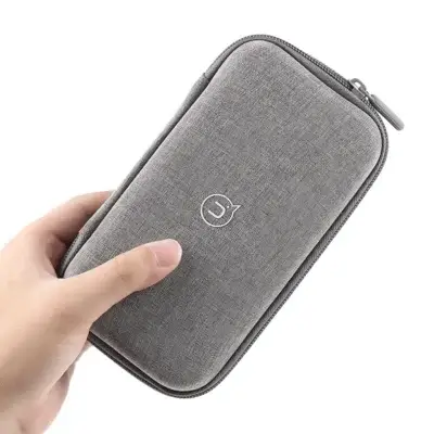 Étui de rangement rembourré conçu pour protéger disque dur, power bank et petits accessoires électroniques en déplacement.