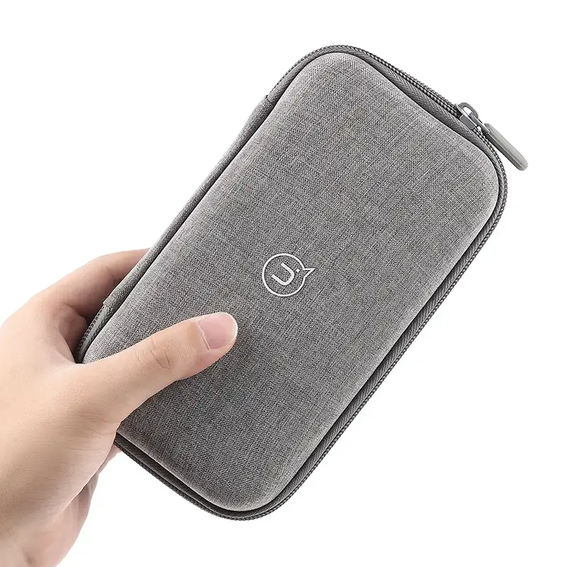 Étui de rangement rembourré conçu pour protéger disque dur, power bank et petits accessoires électroniques en déplacement.