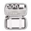 Intérieur de l’étui avec compartiments doublés et élastiques, parfaitement organisé pour un disque dur externe et une batterie portable.