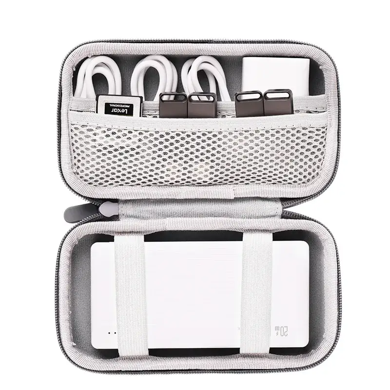 Intérieur de l’étui avec compartiments doublés et élastiques, parfaitement organisé pour un disque dur externe et une batterie portable.