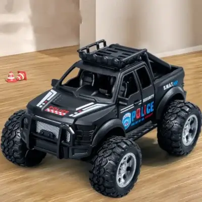 Mini voiture de police noire à friction, au design robuste et élégant, idéale pour des aventures en tout terrain.