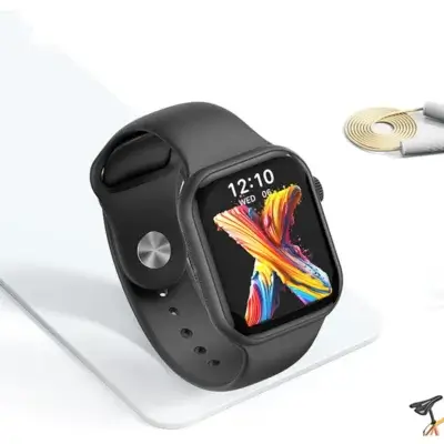 Montre USAMS carrée posée près d’une corde à sauter et d’un vélo, soulignant son usage polyvalent pour le sport, le travail ou la vie active.