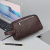 Pochette sac-portefeuille pour homme en noir, au design épuré et minimaliste, idéale pour un usage professionnel ou urbain.
