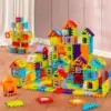 Vue aérienne de blocs de construction éducatifs bien rangés sur une table, prêts à être assemblés par un enfant curieux.