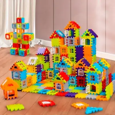 Vue aérienne de blocs de construction éducatifs bien rangés sur une table, prêts à être assemblés par un enfant curieux.