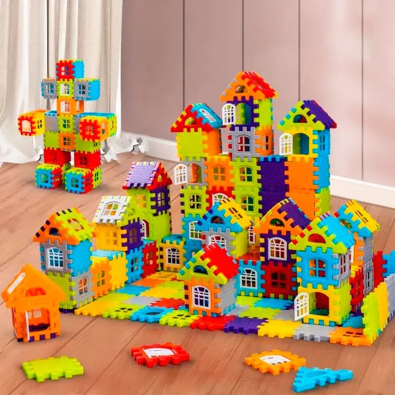 Vue aérienne de blocs de construction éducatifs bien rangés sur une table, prêts à être assemblés par un enfant curieux.