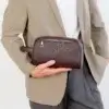 Pochette multifonction pour homme, combinant sac à main, portefeuille et étui pour téléphone, idéale pour un style minimaliste et élégant.