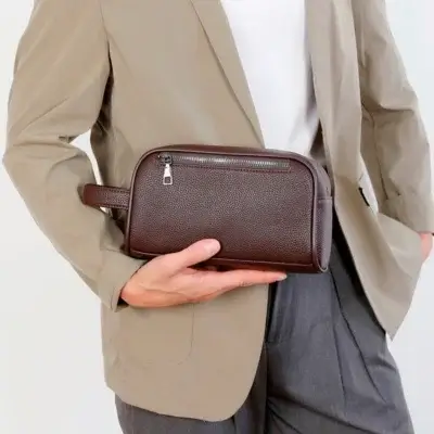 Pochette multifonction pour homme, combinant sac à main, portefeuille et étui pour téléphone, idéale pour un style minimaliste et élégant.